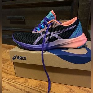 ASICS sz 7 versablast New with box